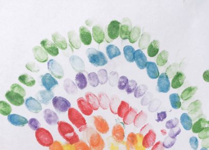 Noahs Regenbogen mit Fingerabdrücken dargestellt